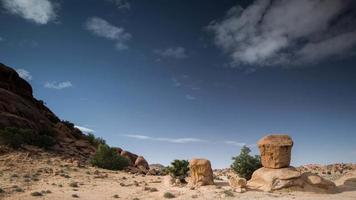 timelapse van de verbazingwekkend tafraoute rots formaties, Marokko video