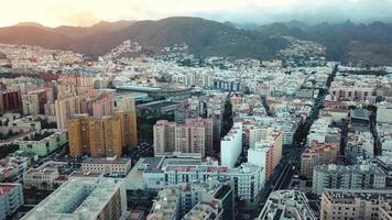 Visualizza a partire dal il altezza di il città di Santa Cruz de tenerife su il atlantico costa. tenerife, canarino isole, Spagna video