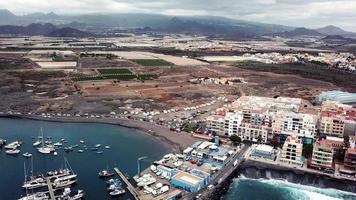 ver desde el altura de el ciudad de Papa Noel cruz Delaware tenerife en el atlántico costa. tenerife, canario islas, España video