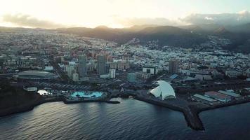 Visão a partir de a altura do a cidade do santa cruz de tenerife em a atlântico costa. tenerife, canário ilhas, Espanha video