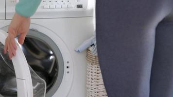 mujer obtiene lavandería desde Lavado máquina video