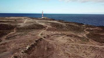 Visualizza a partire dal il altezza di il città di Santa Cruz de tenerife su il atlantico costa. tenerife, canarino isole, Spagna video