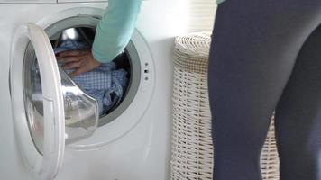 femme obtient blanchisserie de la lessive machine video