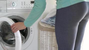 vrouw krijgt wasserij van het wassen machine video