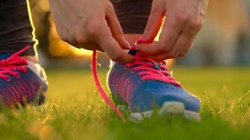 löpning skor - kvinna kvitt sko snören. långsam rörelse video