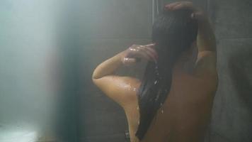 femme la lessive sa cheveux avec shampooing. cheveux se soucier, beauté et bien-être concept video