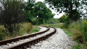 ferrocarril pistas hermosa paisaje con antiguo Clásico carril la carretera infraestructura. foto