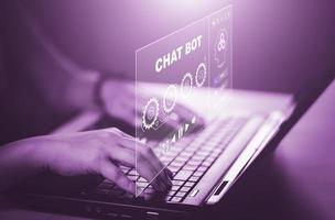 el hombre de negocios sostiene una computadora portátil y toca chat bot con ai, inteligencia artificial, sistema de inteligencia artificial y chatbot de inteligencia artificial, chatbot digital, aplicación de robot, conversación foto