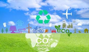 ecología mundo tierra día concepto, naturaleza verde con mundo con ecología íconos en verde naturaleza fondo, planeta tierra, salvar limpiar planeta, salvar mundo y ambiente eco, negocios establecido en renovable energía foto