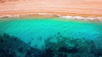 Haut vue de une déserté plage. grec côte de le ionien mer video