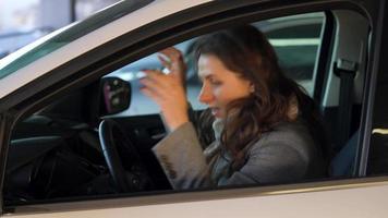 mujer es enojado y trastornado en el direccion rueda, porque su coche rompió abajo video