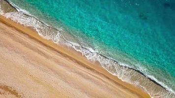 Haut vue de une déserté plage. grec côte de le ionien mer video