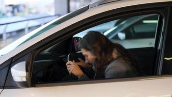 kvinna är arg och upprörd på de styrning hjul, eftersom henne bil pank ner video