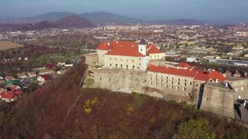 aéreo ver de el medieval castillo palanok, mukachevo, transcarpacia, Ucrania video