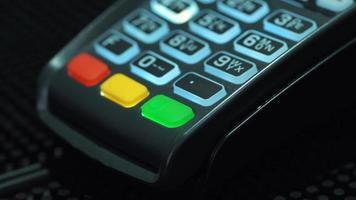 magasin assistant insertion une crédit carte dans une pos et insertion code PIN de le carte video
