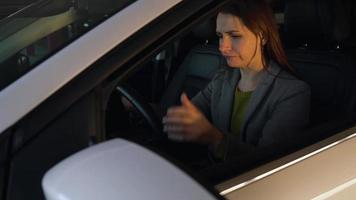 mujer es enojado y trastornado en el direccion rueda, porque su coche rompió abajo video