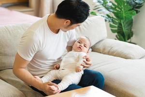 imagen de asiático padre y hijo a hogar foto