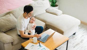 imagen de asiático padre y hijo a hogar foto