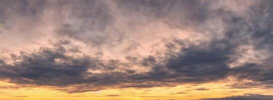 el serenidad de amanecer abraza el cielo a Alba, cielo reemplazo - generativo ai tecnología foto