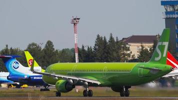 novosibirsk, fédération de russie 17 juin 2020 - s7 compagnies aériennes airbus a321 vp bpc accélèrent avant le départ. aéroport de tolmachevo, novossibirsk. video