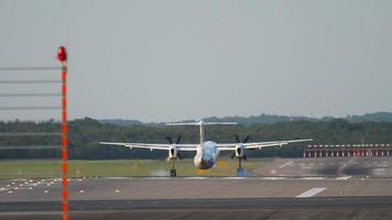 Düsseldorf, Tyskland juli 22, 2017 - flybe rusa 8 q400 landning på solnedgång, långsam rörelse. Düsseldorf flygplats, Tyskland video