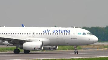 almaty, kazakistan 4 maggio 2019 - aria astana airbus a320 p4 kbd in rullaggio dopo l'atterraggio, aeroporto internazionale di almaty, kazakistan video