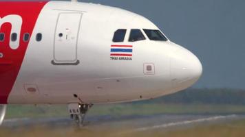 phuket, tailandia 12 de noviembre de 2019 - airasia airbus 320 rodando después de aterrizar en el aeropuerto de phuket video