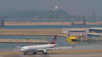 hong kong novembre 10, 2019 - catay Drago airbus a330 B hlk girare pista di decollo prima partenza a partire dal chek giro kok internazionale aeroporto, hong kong,. video