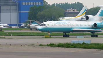 almaty, kazachstan 4 mei 2019 - kazachstan kaz air trans tupolev 154 up t5401 taxiën voor vertrek, de internationale luchthaven van almaty, kazachstan video