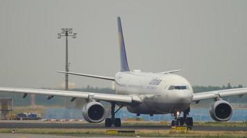 Francfort-sur-le-main, Allemagne 19 juillet 2017 - lufthansa airbus a330 tourner pour commencer avant le départ à la piste 18. fraport, Francfort, Allemagne video