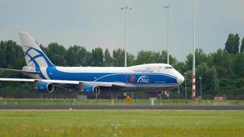 Ámsterdam, el Países Bajos julio 25, 2017 - puente aéreo de carga boeing 747 vq bfe rodaje antes de tomar apagado a polderbaan 36l, barco aeropuerto, Ámsterdam, Holanda video