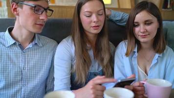 Jeune copains asseoir dans une café, boisson café et avoir amusement communicant. lent mouvement video