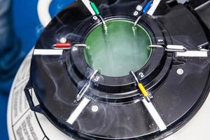 Tanque criogénico de nitrógeno líquido en el laboratorio de ciencias biológicas foto