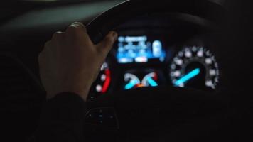 fermer vue de le Masculin mains sur le pilotage roue conduite le voiture video