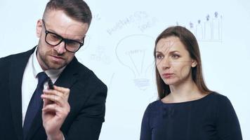 homem e mulher mexe mãos e discutir a o negócio estratégia para sucesso dentro uma moderno vidro escritório video
