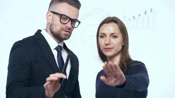 Mens en vrouw schudden handen en bespreken de bedrijf strategie voor succes in een modern glas kantoor video