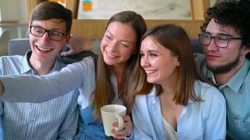 jung freunde sitzen im ein Cafe, trinken Kaffee und haben Spaß kommunizieren. schleppend Bewegung video