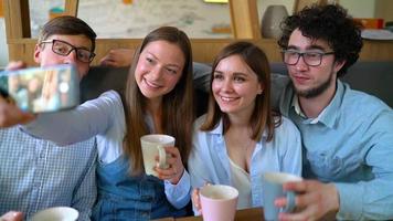 Jeune copains asseoir dans une café, boisson café et avoir amusement communicant. lent mouvement video
