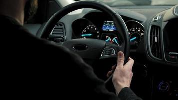 fechar-se Visão do a masculino mãos em a direção roda dirigindo a carro video