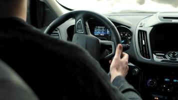 fermer vue de le Masculin mains sur le pilotage roue conduite le voiture video