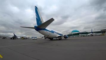 astana, Kazajstán abril 28, 2017 - escalinata astana internacional aeropuerto tse, largarse aerolíneas boeing 737 ly sí, ver desde embarque autobús video