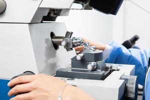 de cerca de un hembra científico utilizando un ultramicrótomo a hacer secciones para el electrón microscopio foto