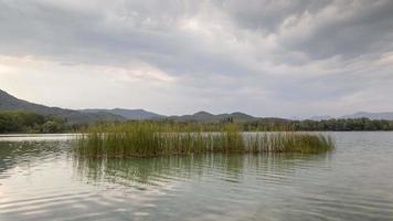 das See von Banjolen im Katalonien, Spanien video
