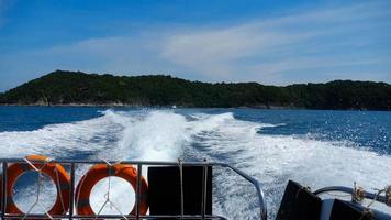 vista traseira da partida de lancha das ilhas similan, câmera lenta video