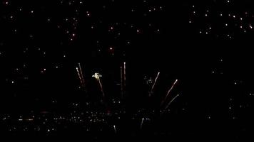 feux d'artifice clignotant dans le ciel nocturne. video