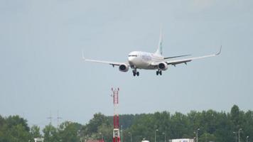 amsterdã, holanda, 27 de julho de 2017 - euro atlantic airways boeing 737 cs tqu pousando na pista 18r polderbaan. Aeroporto de Shiphol, Amsterdã, Holanda video