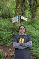 hombre tiene viaje en el bosque yendo a pico montaña en semarang central Java. el foto es adecuado a utilizar para aventuras contenido medios de comunicación, naturaleza póster y bosque antecedentes.