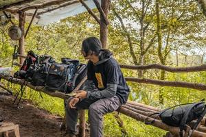 hombre tiene viaje en el bosque yendo a pico montaña en semarang central Java. el foto es adecuado a utilizar para aventuras contenido medios de comunicación, naturaleza póster y bosque antecedentes.