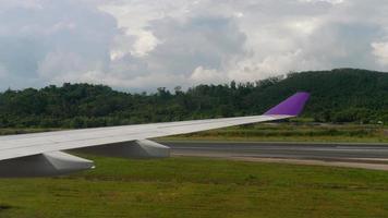 ver de pista de internacional aeropuerto de phuket, desde rodaje avión video