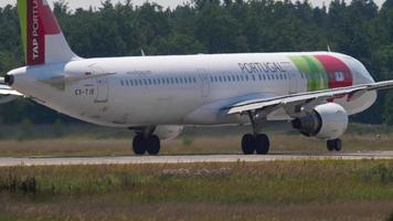 frankfurt am huvud, Tyskland juli 18, 2017 - kran luft portugal flygbuss a321 cs tje rotera på landningsbana 18. fraport, frankfurt, Tyskland video